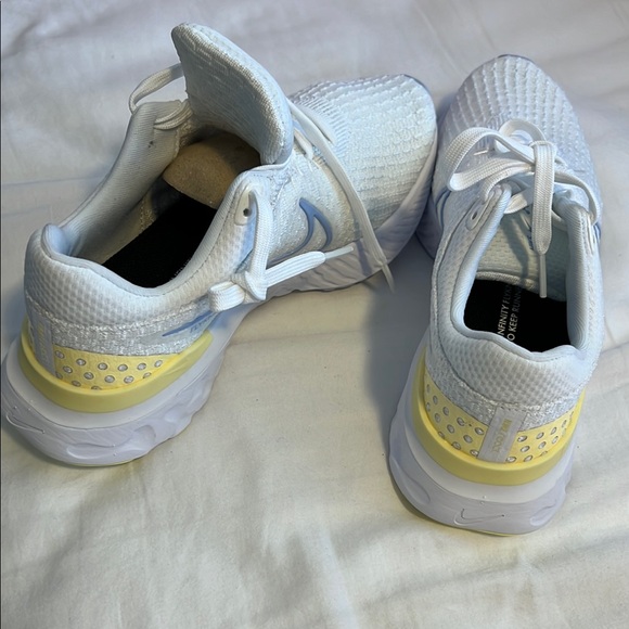 Nike White and Light Yellow Running Shoes - Picture 3 of 8